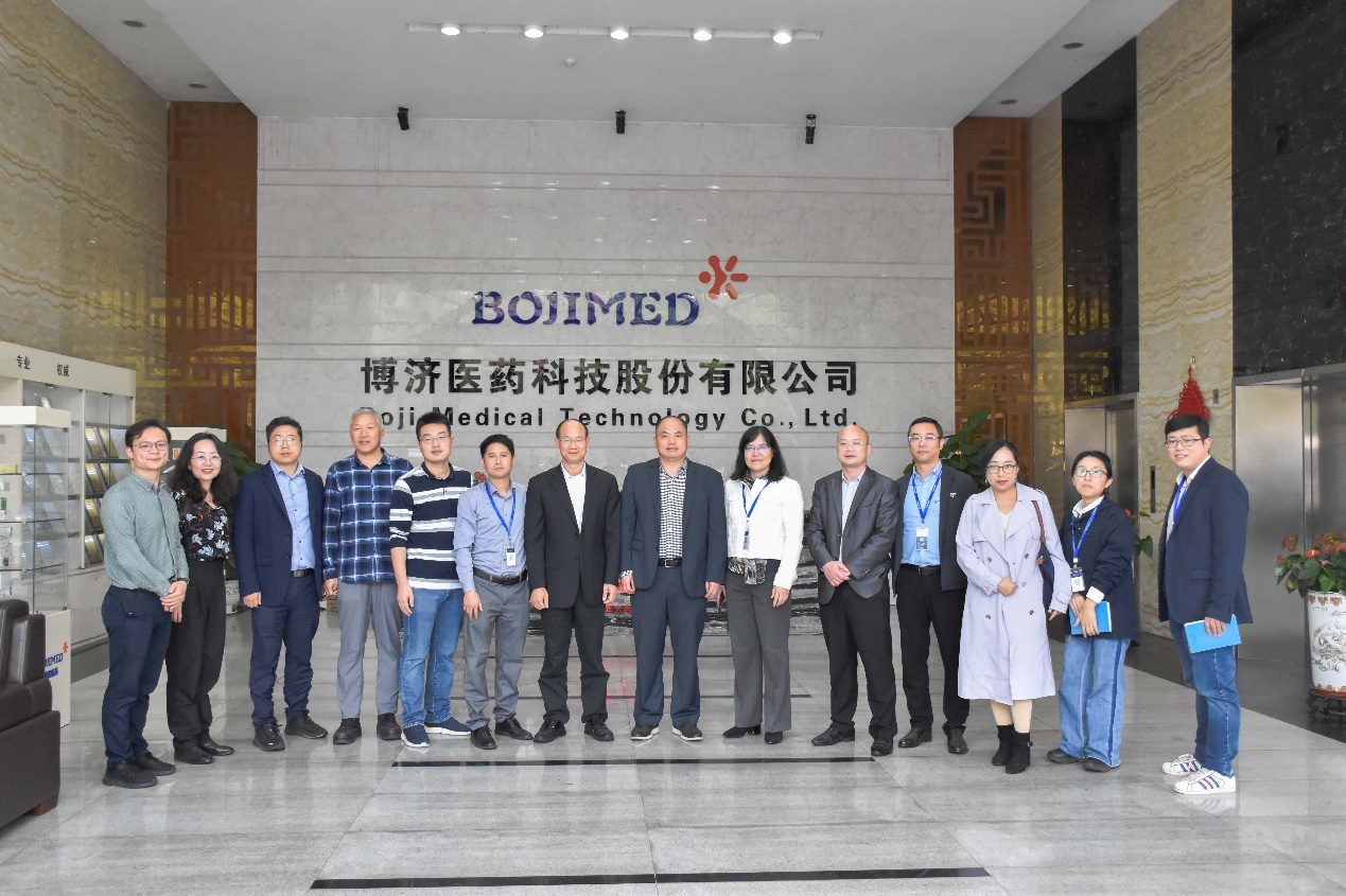 ��ɽ��ѧҩѧԺ�����ڣ�Ժ�����ı����һ�и��Ƿ�����ҽҩ���н���