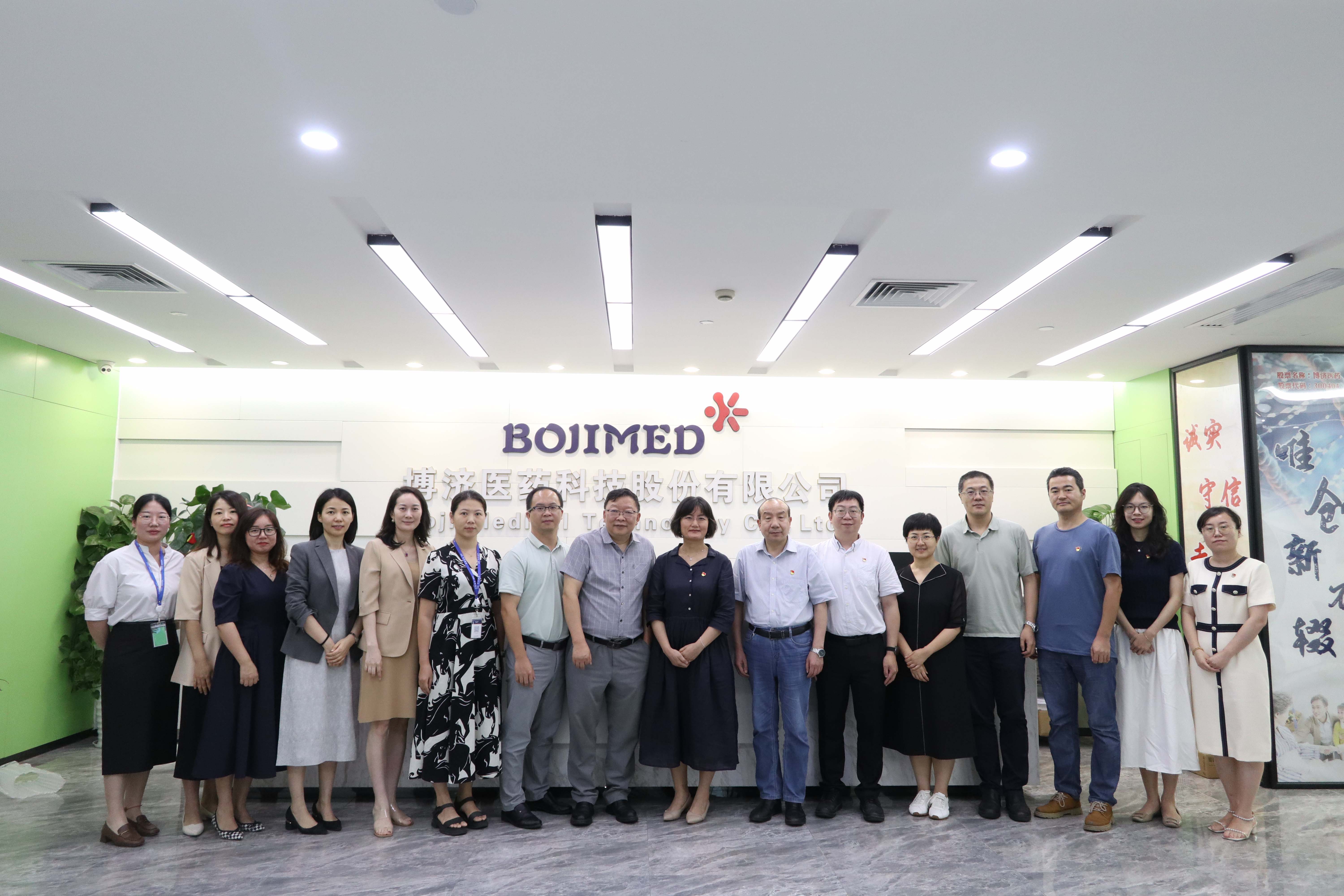 �Ժ������������������������������������Ƿ�����ҽҩ������к�ʮ�ֻ�ҽԺ��չ��������Э��ǩ���˶�